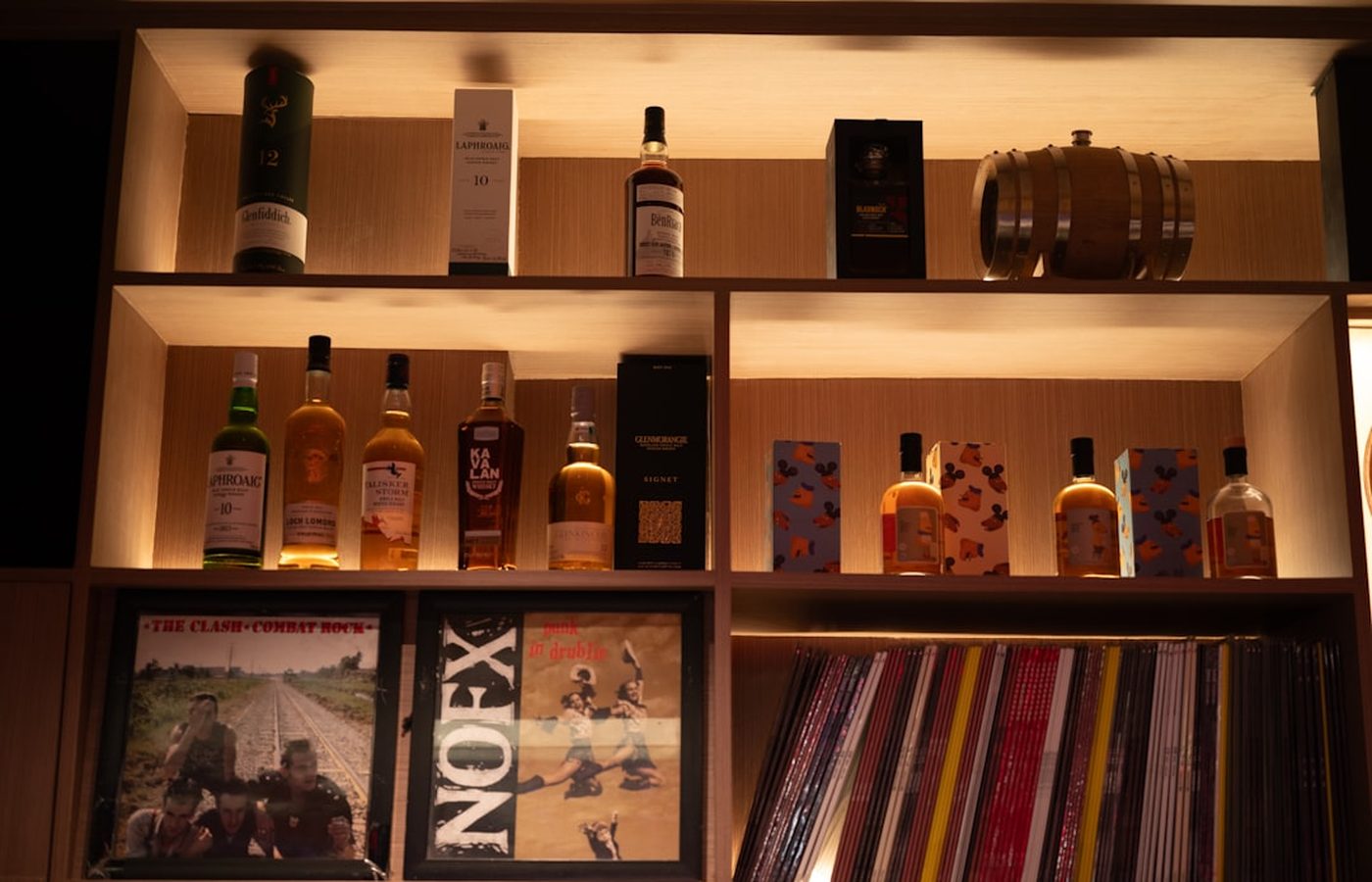Bar Cechownia — półka z butelkami