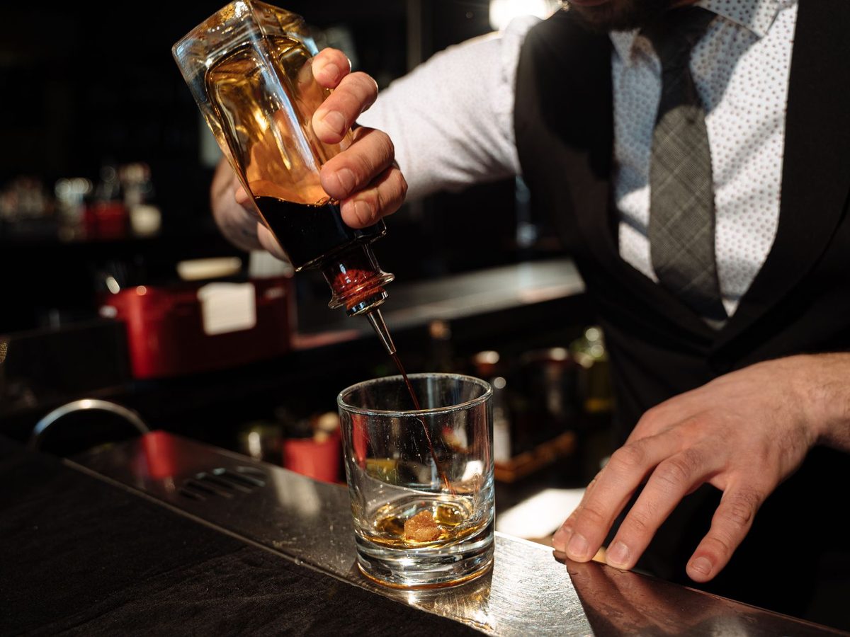 Barman przy blacie