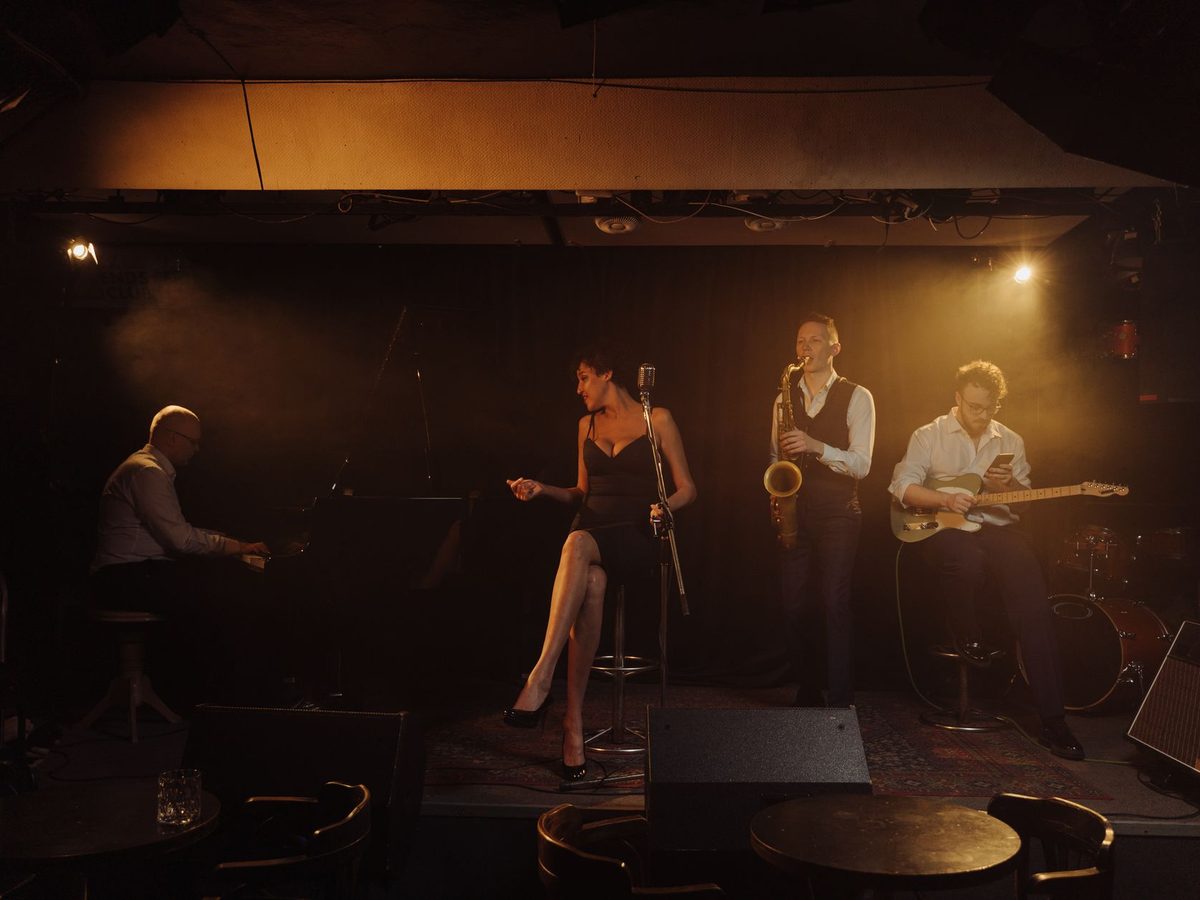 Trio jazzowe grające w barze Cechownia
